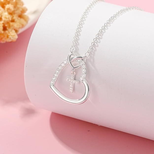 Collar de Corazón y Cruz Entrelazados con Tarjeta: Encarna Su Gozo y Gracia