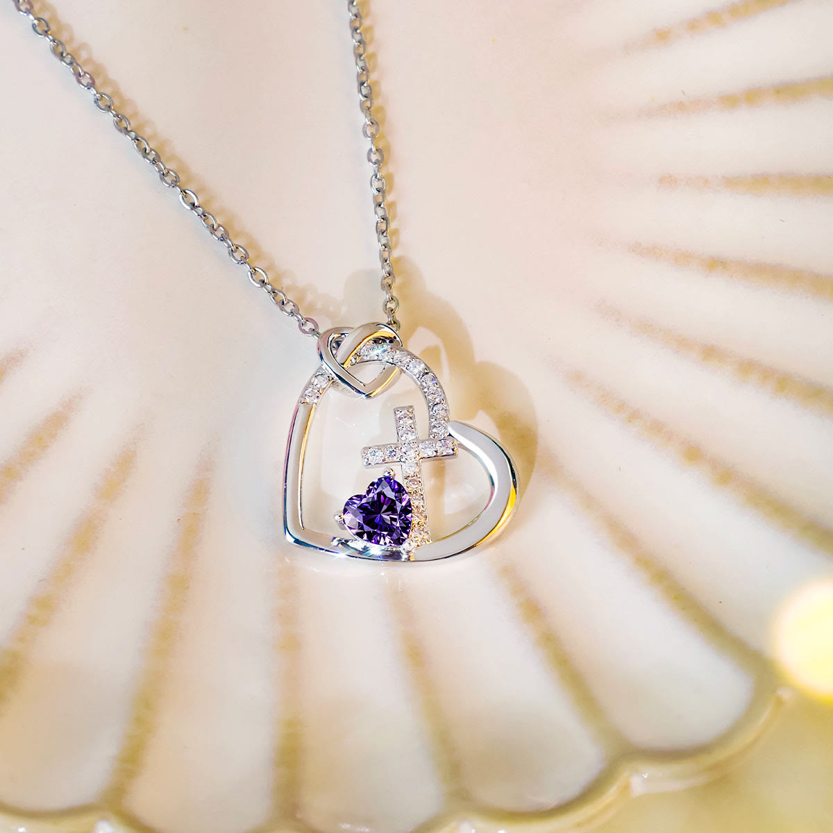 Collar de Cruz del Sagrado Corazón con Detalle de Color: Vínculo Diario con Su Amor