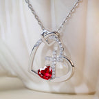 Collar de Cruz del Sagrado Corazón con Detalle de Color: Vínculo Diario con Su Amor