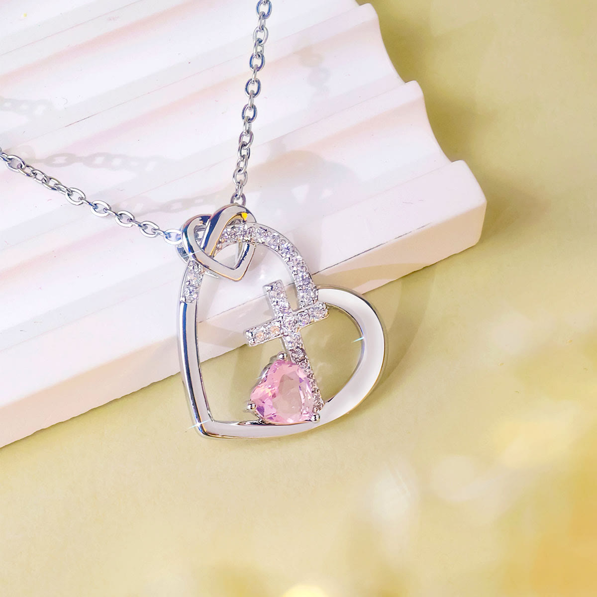 Collar de Cruz del Sagrado Corazón con Detalle de Color: Vínculo Diario con Su Amor