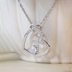 Collar de Cruz del Sagrado Corazón con Detalle de Color: Vínculo Diario con Su Amor