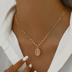 Collar Ovalado de la Virgen con Circonitas Circundantes: Encarna Su Tierna Gracia