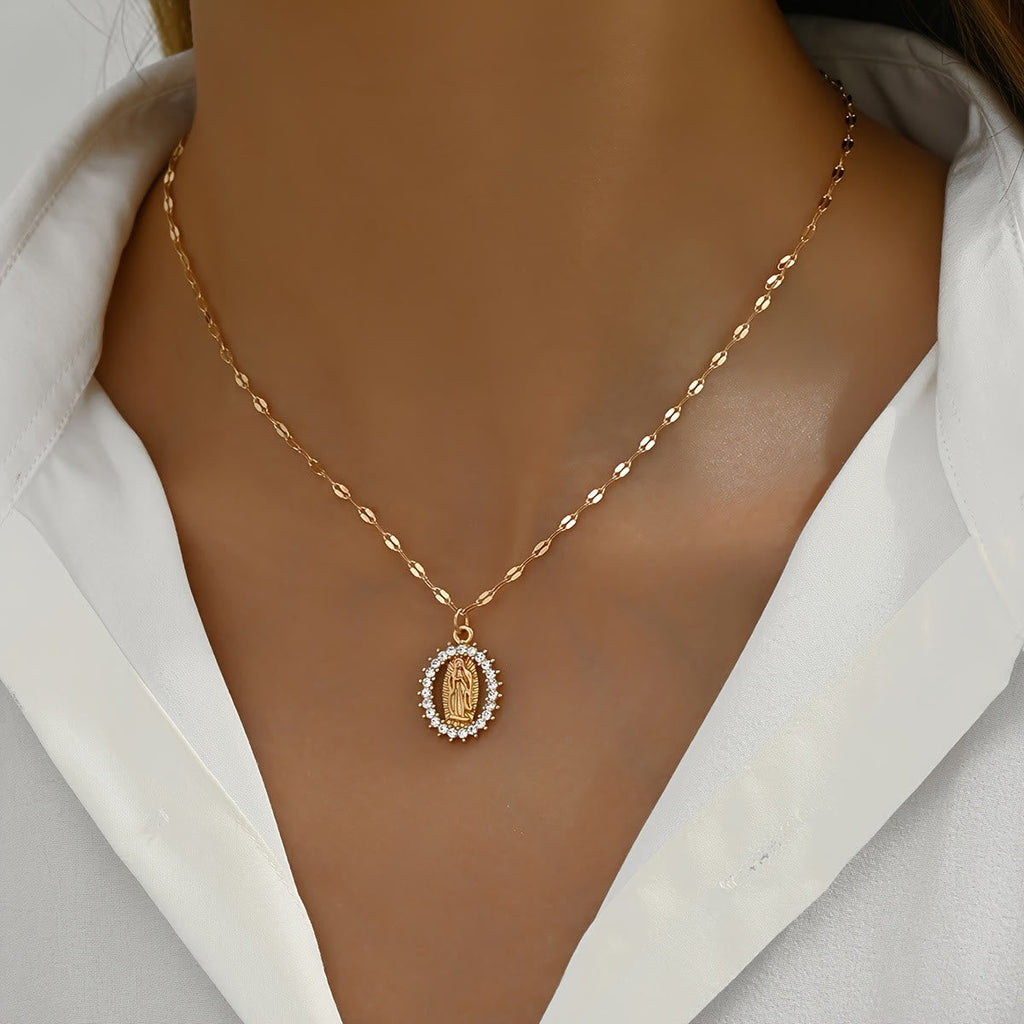 Collar Ovalado de la Virgen con Circonitas Circundantes: Encarna Su Tierna Gracia