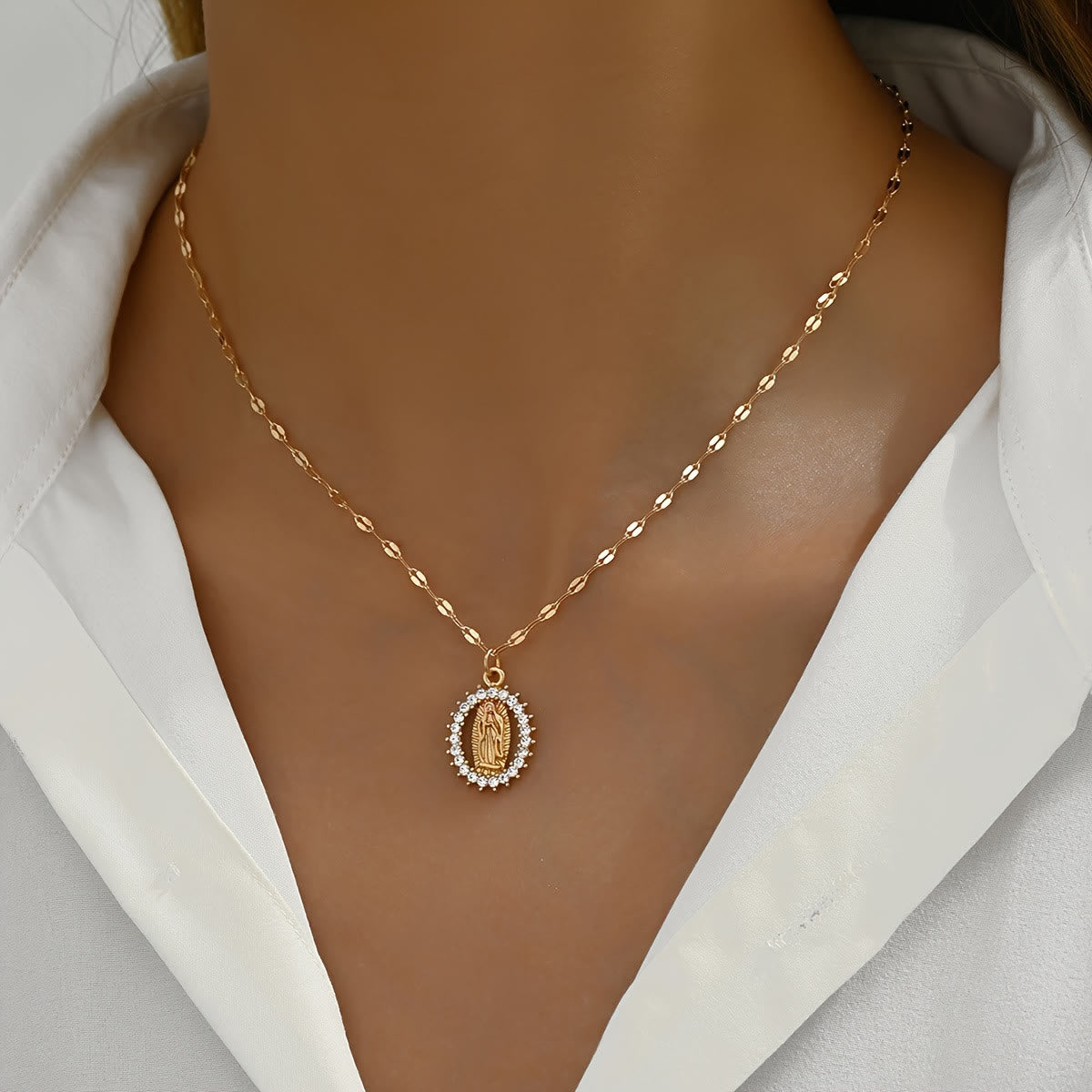 Collar Ovalado de la Virgen con Circonitas Circundantes: Encarna Su Tierna Gracia