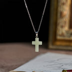 Collar de Cruz que Brilla en la Oscuridad con Tarjeta de Amistad: Encarna Su Gracia