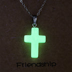 Collar de Cruz que Brilla en la Oscuridad con Tarjeta de Amistad: Encarna Su Gracia