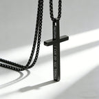 Collar de Cruz con Inscripción "Todo lo Puedo": Recordatorio Elegante de Su Fuerza