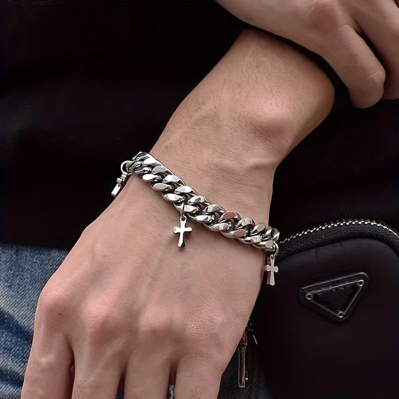 Pulsera de Cadena Barbada con Dijes de Cruz Colgantes: Encarna Su Gracia
