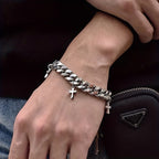 Pulsera de Cadena Barbada con Dijes de Cruz Colgantes: Encarna Su Gracia