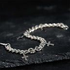 Pulsera de Cadena Barbada con Dijes de Cruz Colgantes: Encarna Su Gracia