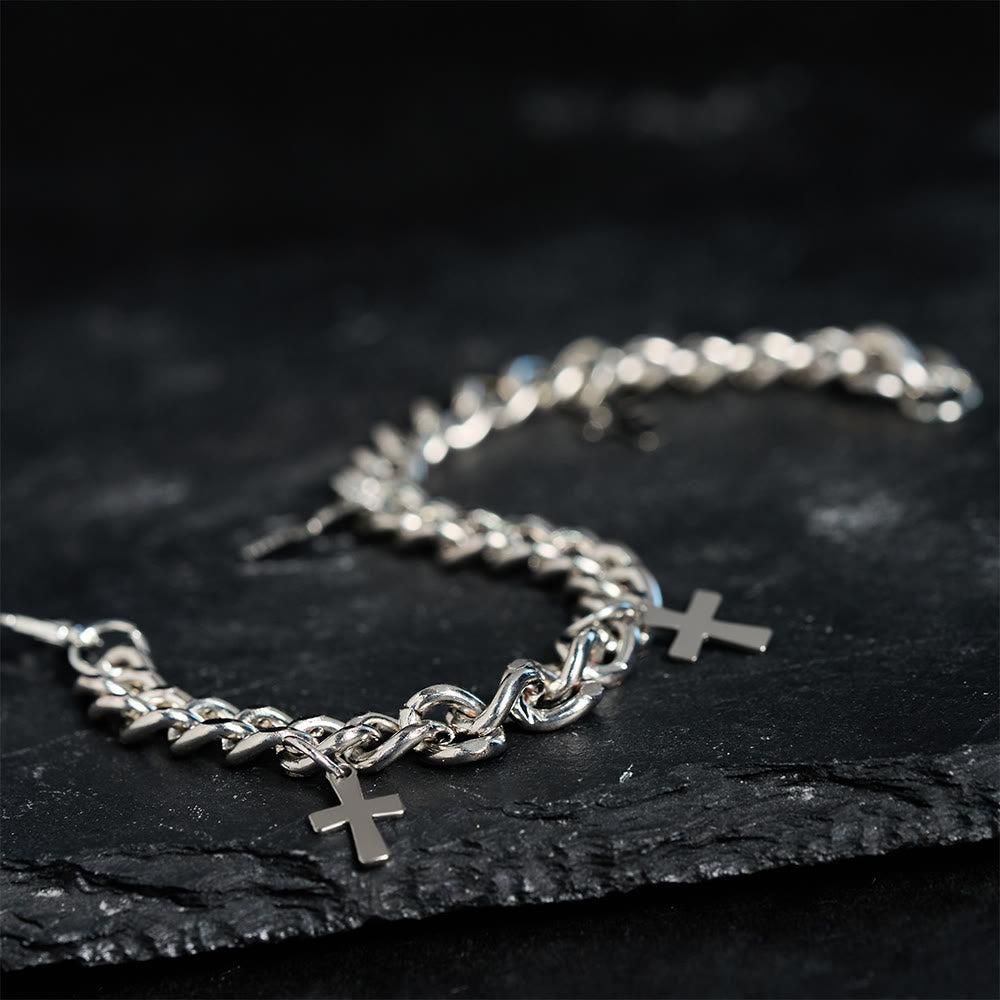 Pulsera de Cadena Barbada con Dijes de Cruz Colgantes: Encarna Su Gracia