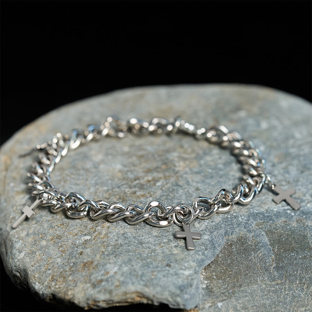 Pulsera de Cadena Barbada con Dijes de Cruz Colgantes: Encarna Su Gracia
