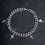 Pulsera de Cadena Barbada con Dijes de Cruz Colgantes: Encarna Su Gracia