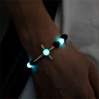 Pulsera de Piedra Volcánica con Cruz que Brilla en la Oscuridad: Encarna Su Gracia Luminosa
