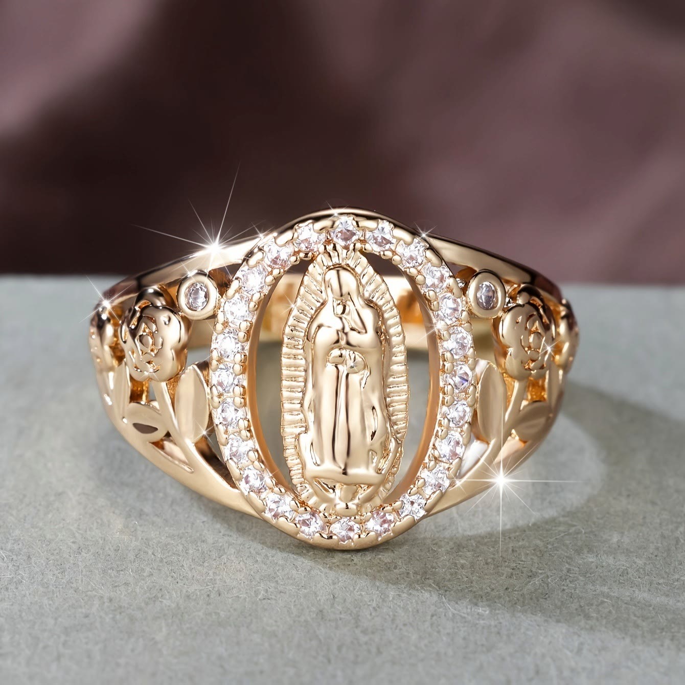 Anillo de la Virgen con Circonias Circundantes y Detalles Florales: Encarna Su Tierna Gracia