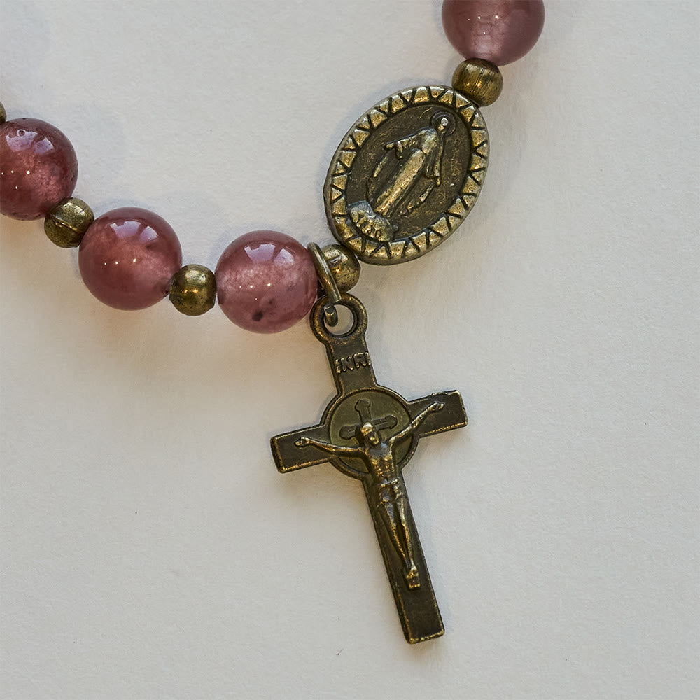Pulsera Vintage de Cuarzo Fresa con Medalla Milagrosa de Devoción Sagrada