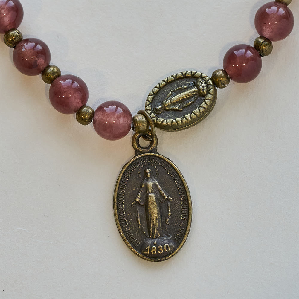 Pulsera Vintage de Cuarzo Fresa con Medalla Milagrosa de Devoción Sagrada