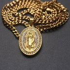 Collar con Dije de Medallón Ovalado Brillante de la Virgen: Encarna Su Tierna Intercesión