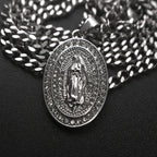 Collar con Dije de Medallón Ovalado Brillante de la Virgen: Encarna Su Tierna Intercesión