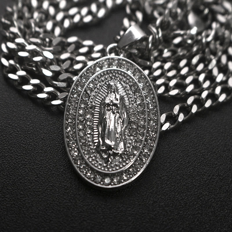 Collar con Dije de Medallón Ovalado Brillante de la Virgen: Encarna Su Tierna Intercesión