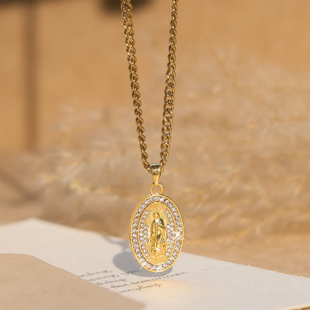 Collar con Dije de Medallón Ovalado Brillante de la Virgen: Encarna Su Tierna Intercesión