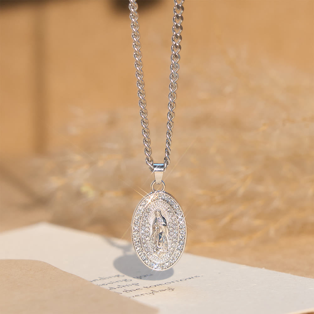 Collar con Dije de Medallón Ovalado Brillante de la Virgen: Encarna Su Tierna Intercesión