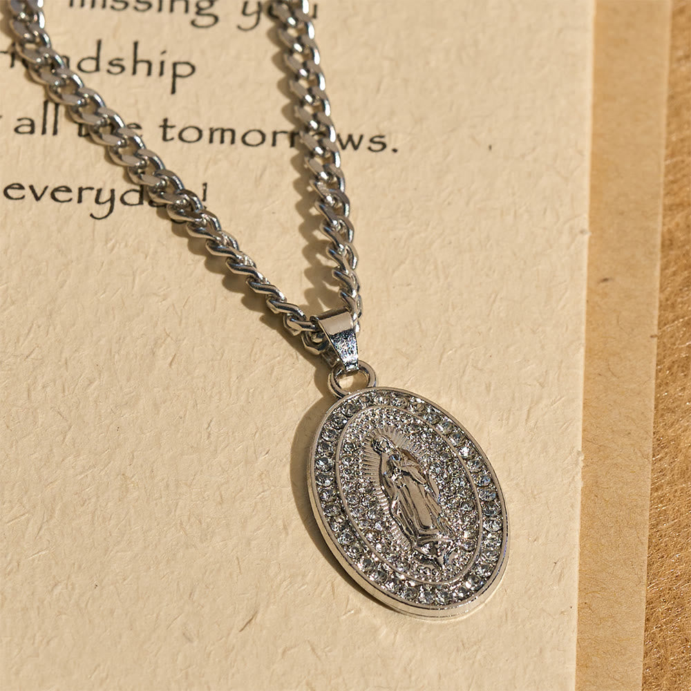 Collar con Dije de Medallón Ovalado Brillante de la Virgen: Encarna Su Tierna Intercesión