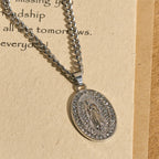 Collar con Dije de Medallón Ovalado Brillante de la Virgen: Encarna Su Tierna Intercesión
