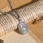 Collar con Dije de Medallón Ovalado Brillante de la Virgen: Encarna Su Tierna Intercesión