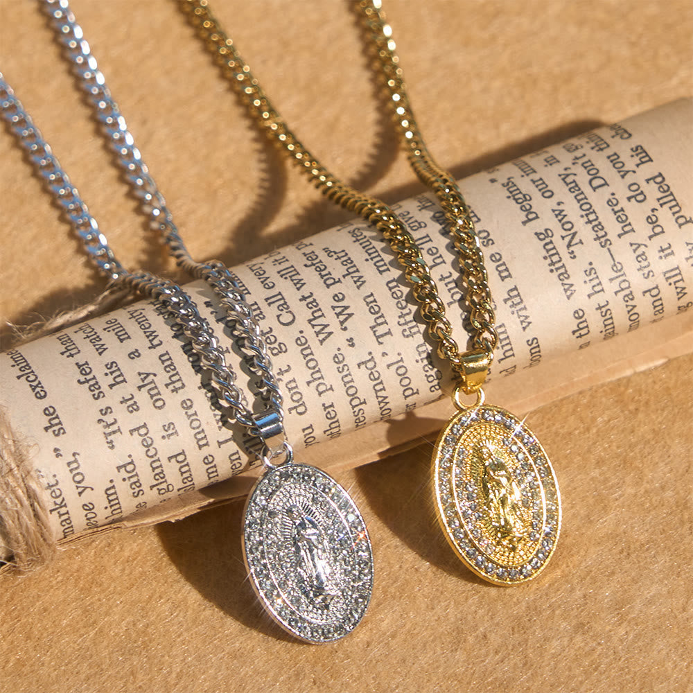 Collar con Dije de Medallón Ovalado Brillante de la Virgen: Encarna Su Tierna Intercesión