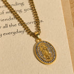 Collar con Dije de Medallón Ovalado Brillante de la Virgen: Encarna Su Tierna Intercesión