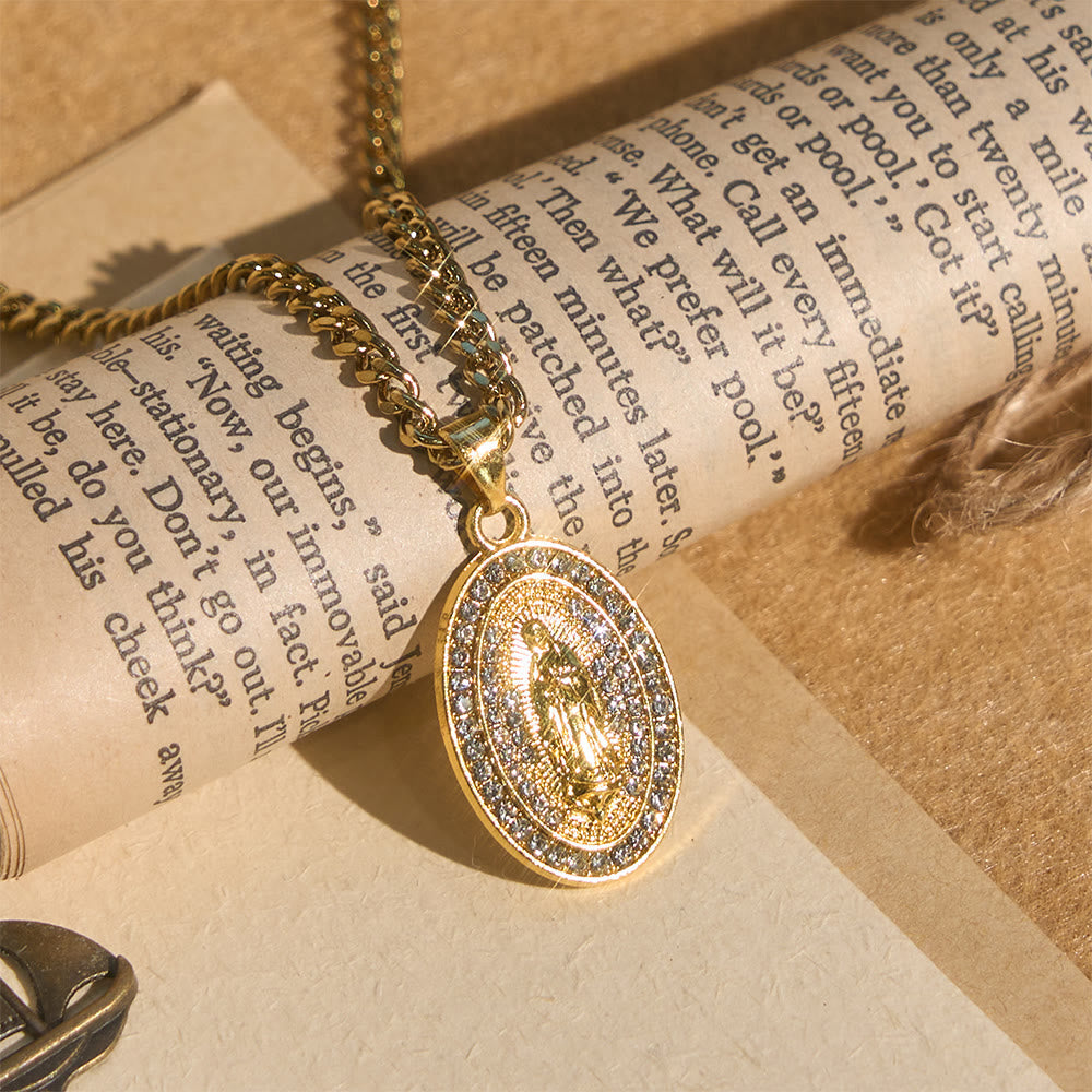 Collar con Dije de Medallón Ovalado Brillante de la Virgen: Encarna Su Tierna Intercesión