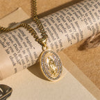 Collar con Dije de Medallón Ovalado Brillante de la Virgen: Encarna Su Tierna Intercesión