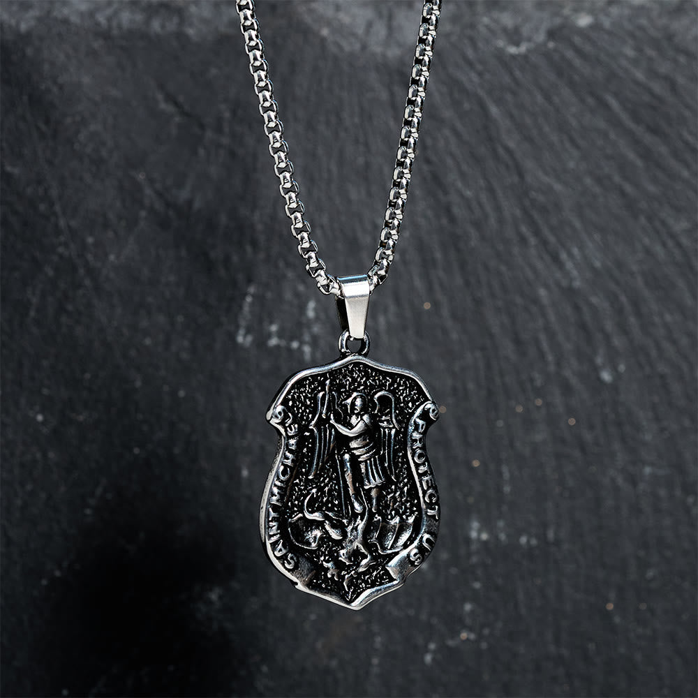 Collar de San Miguel Envejecido Oscuro: Lleva Su Fuerza en el Día a Día