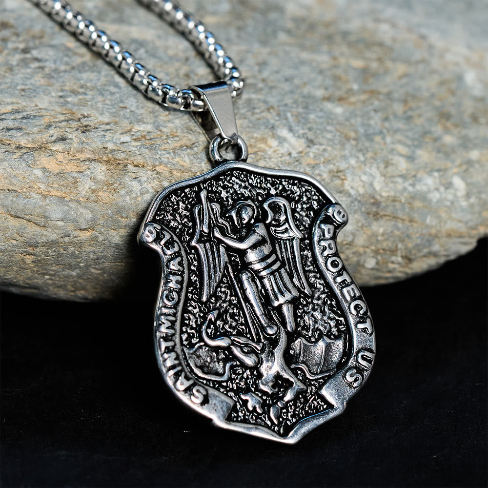 Collar de San Miguel Envejecido Oscuro: Lleva Su Fuerza en el Día a Día