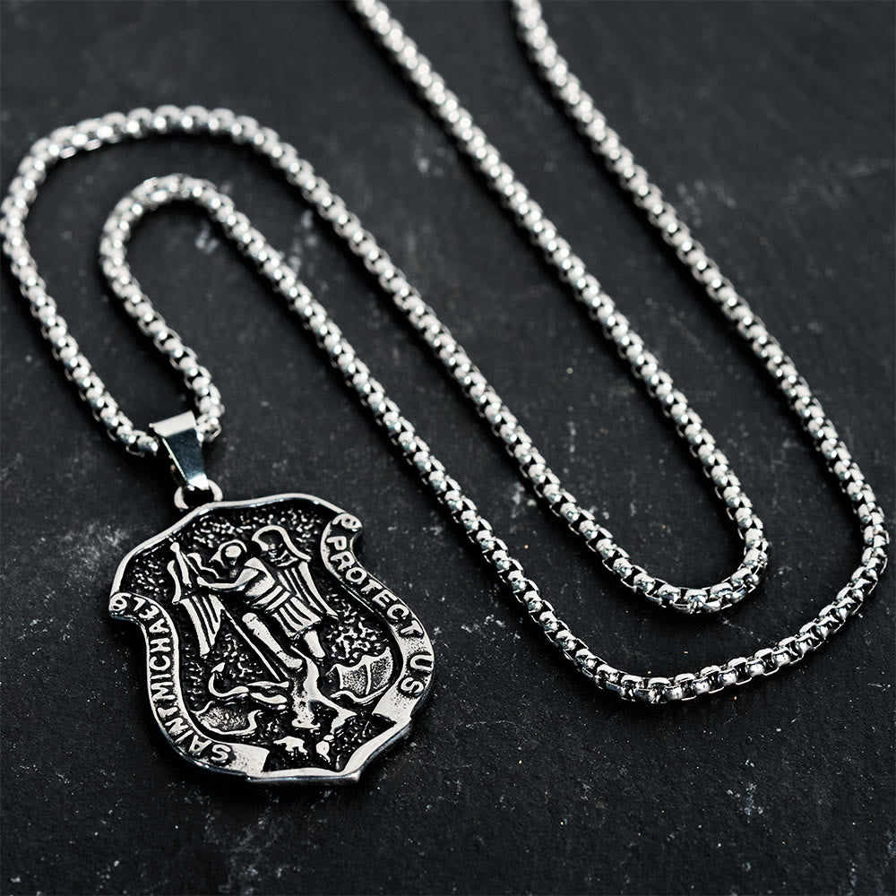 Collar de San Miguel Envejecido Oscuro: Lleva Su Fuerza en el Día a Día