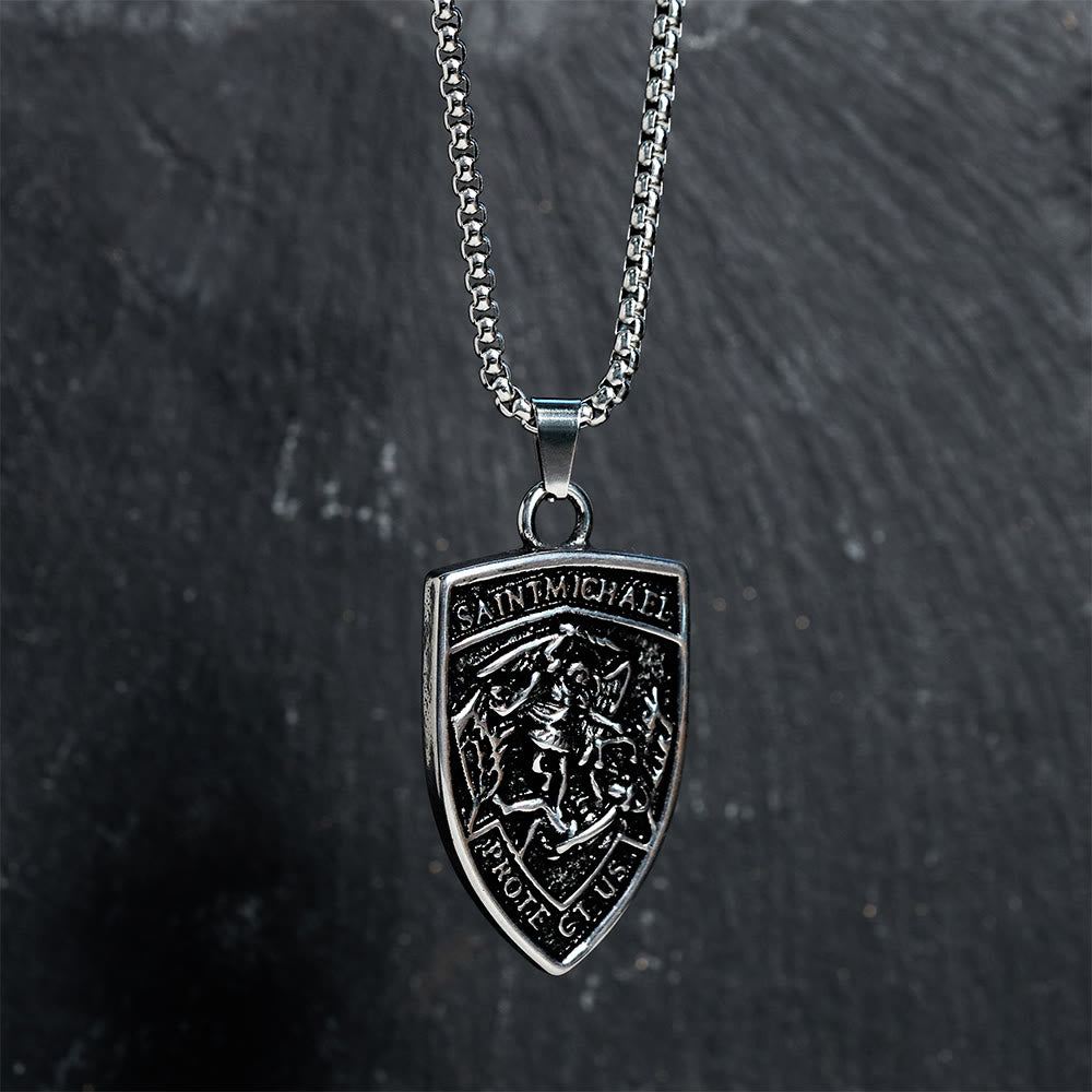 Collar con Dije Escudo "San Miguel Protégenos": Encarna Su Protección Valiente