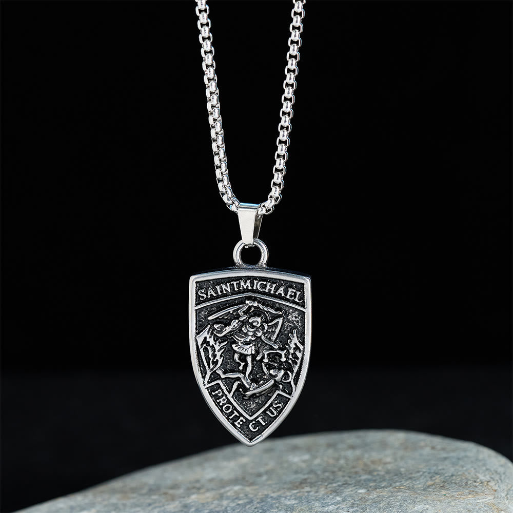 Collar con Dije Escudo "San Miguel Protégenos": Encarna Su Protección Valiente