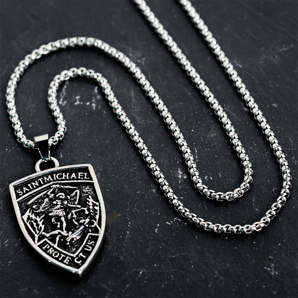 Collar con Dije Escudo "San Miguel Protégenos": Encarna Su Protección Valiente