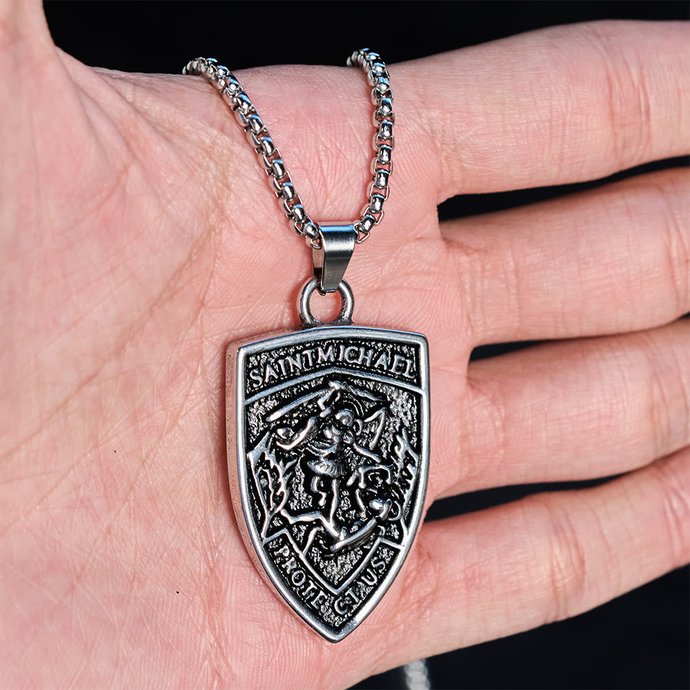 Collar con Dije Escudo "San Miguel Protégenos": Encarna Su Protección Valiente