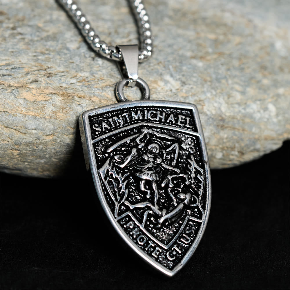 Collar con Dije Escudo "San Miguel Protégenos": Encarna Su Protección Valiente