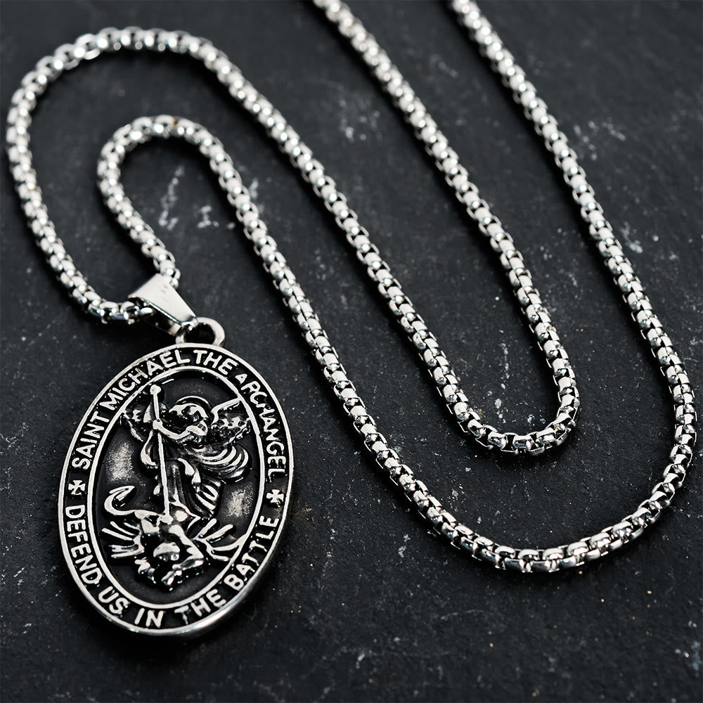 Collar con Medallón Ovalado "San Miguel Defiéndenos en la Batalla": Su Protección Valiente