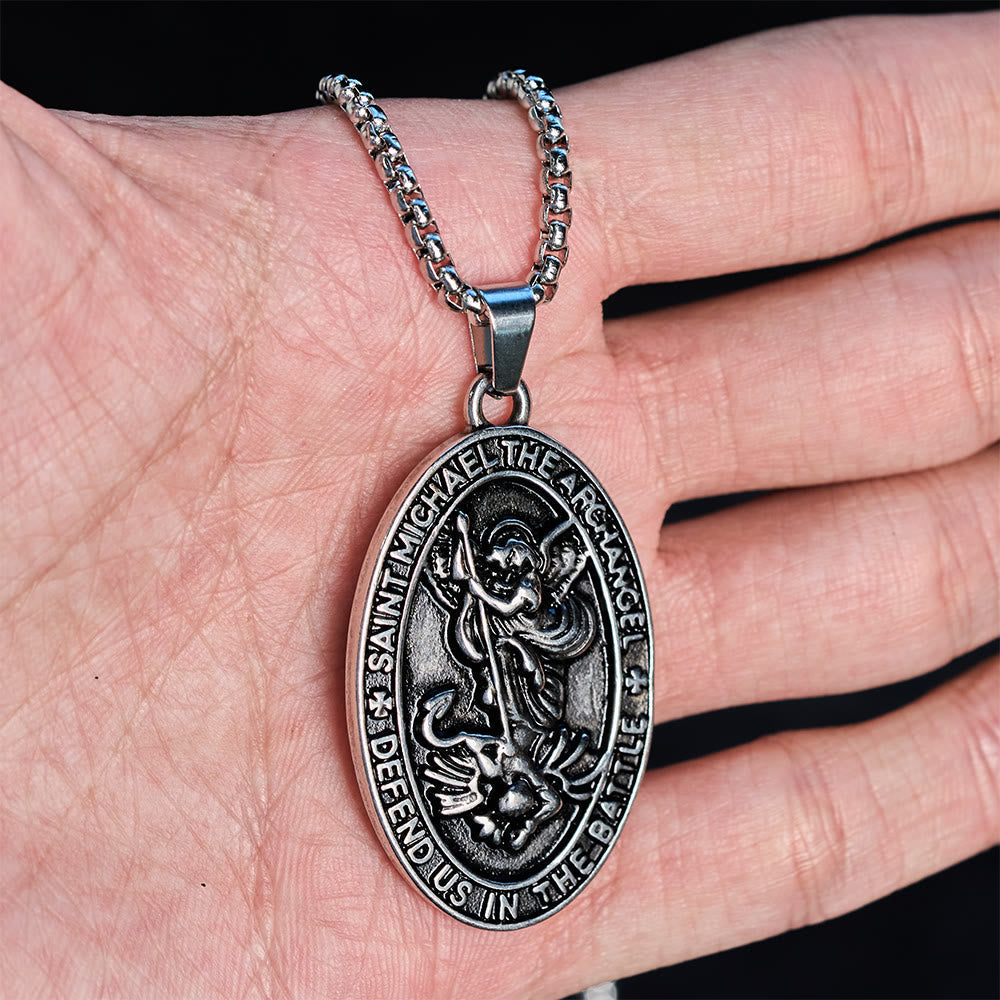 Collar con Medallón Ovalado "San Miguel Defiéndenos en la Batalla": Su Protección Valiente