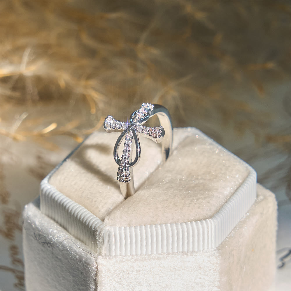 Anillo Cruz Mobius Dorado/Plata: Lleva Su Gracia en tu Día a Día