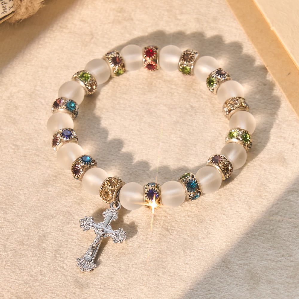 Pulsera de Cruz de Ágata Verde Esmerilada y Cristal Blanco: Fe Suave con Textura Luminosa