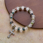Pulsera de Cruz de Ágata Verde Esmerilada y Cristal Blanco: Fe Suave con Textura Luminosa