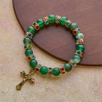 Pulsera de Cruz de Ágata Verde Esmerilada y Cristal Blanco: Fe Suave con Textura Luminosa