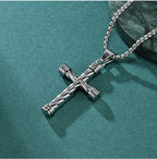 Collar con Dije de Cruz de Textura Trenzada: Encarna Su Fuerza Duradera