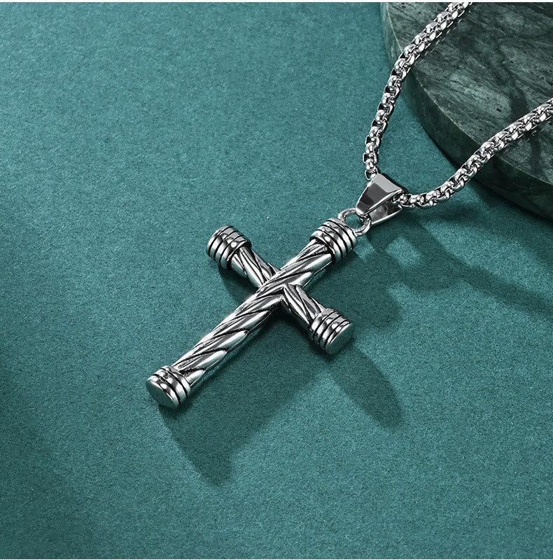 Collar con Dije de Cruz de Textura Trenzada: Encarna Su Fuerza Duradera