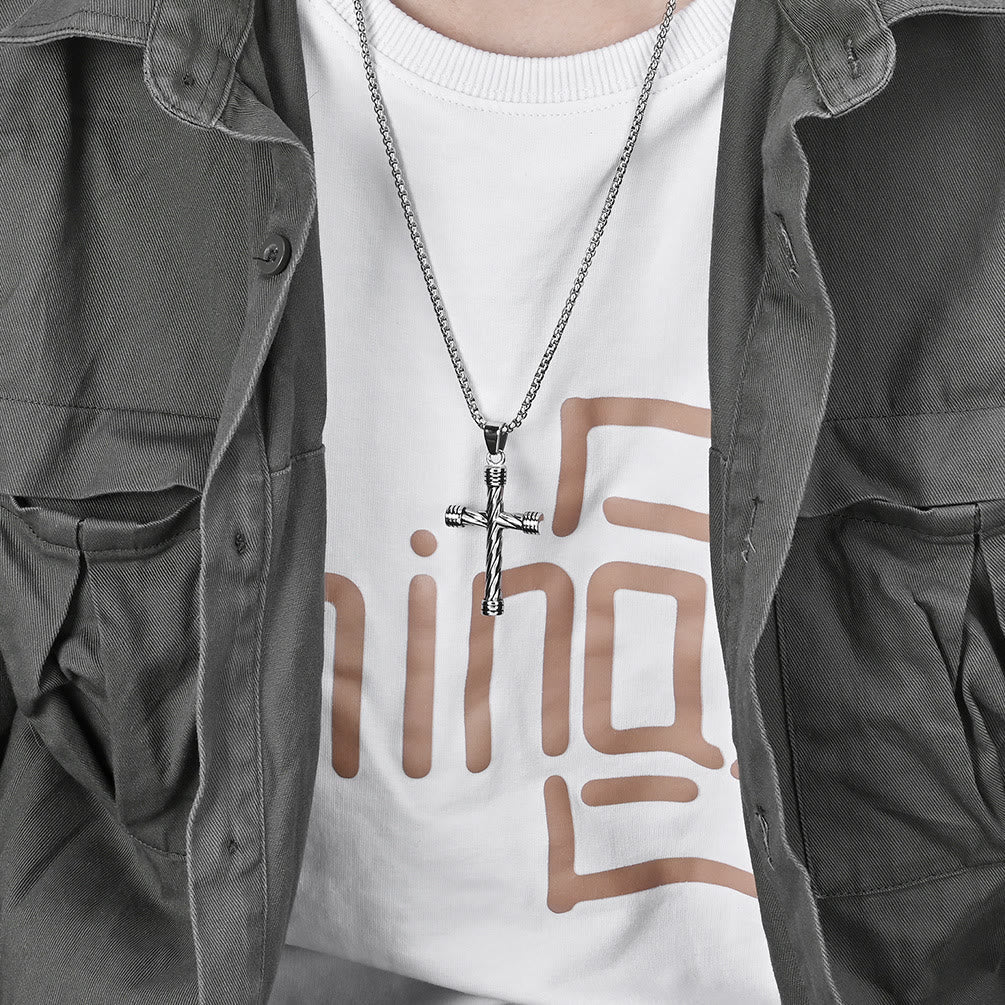 Collar con Dije de Cruz de Textura Trenzada: Encarna Su Fuerza Duradera